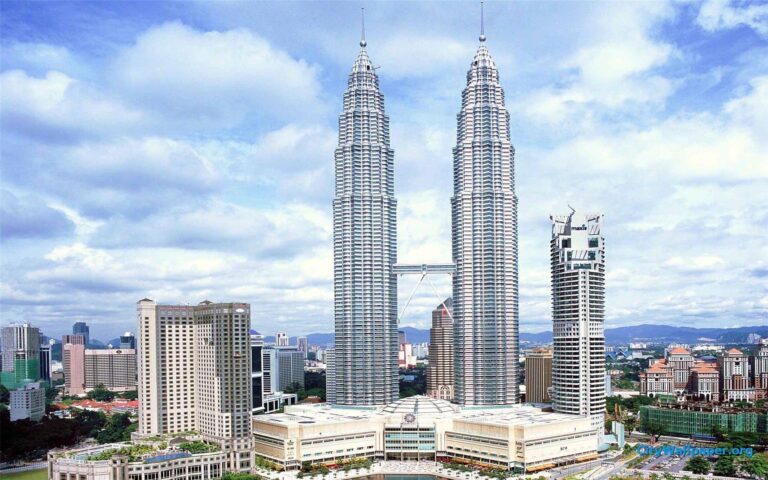 Best of Kuala Lumpur & Batu Caves + Petronas Twin Towers Ticket (Private 8 Hours | Hotel Pick-Up & Drop-Off Included)